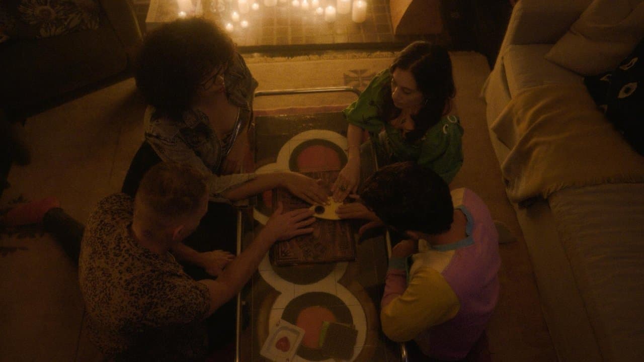 He Watchesの背景画像