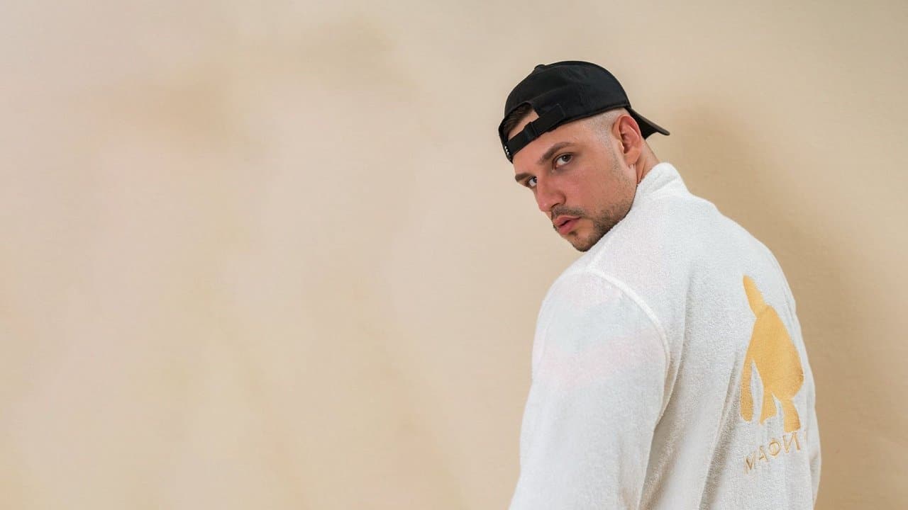 Slavik – Auf Staats Nackenの背景画像