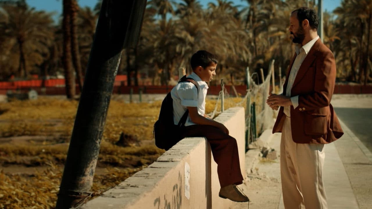 خمسة أولاد وعجلの背景画像