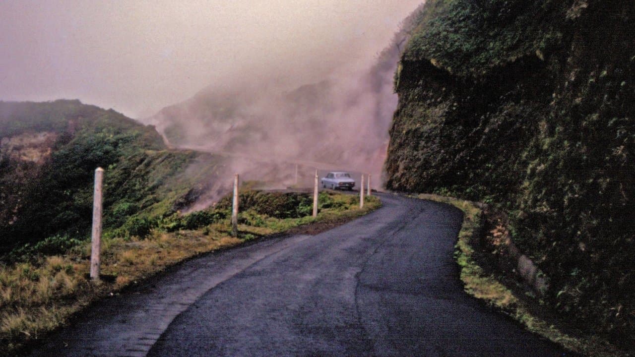 La Soufrière: Warten auf eine unausweichliche Katastropheの背景画像