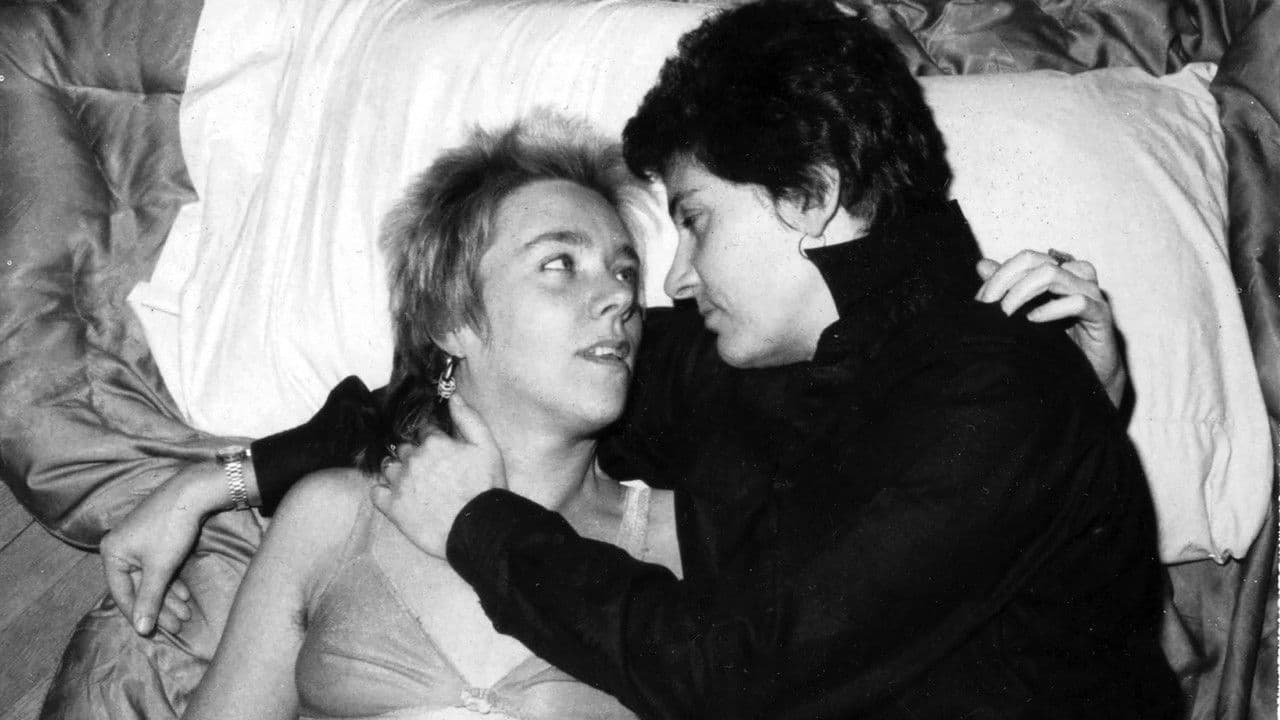 Esther Newton Made Me Gayの背景画像