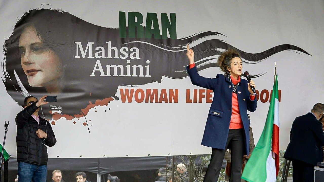 Femme, vie, liberté : Une révolution iranienneの背景画像