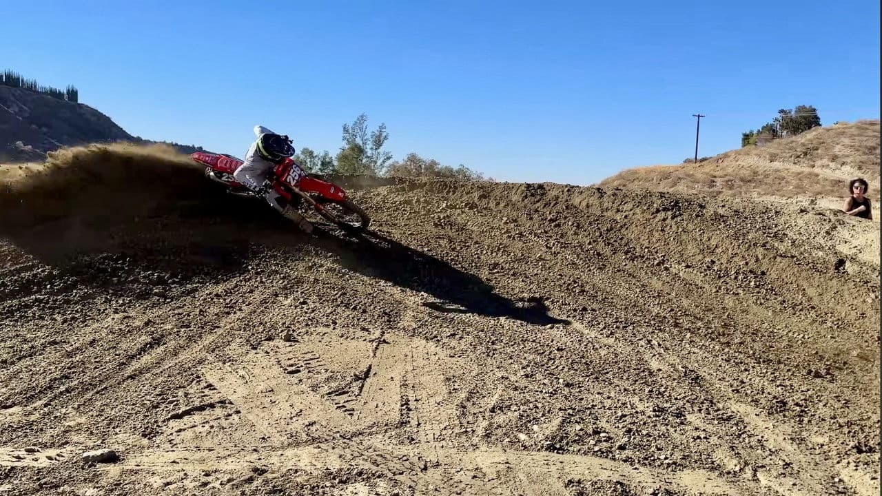 Riding & Watching my First AMA Supercrossの背景画像