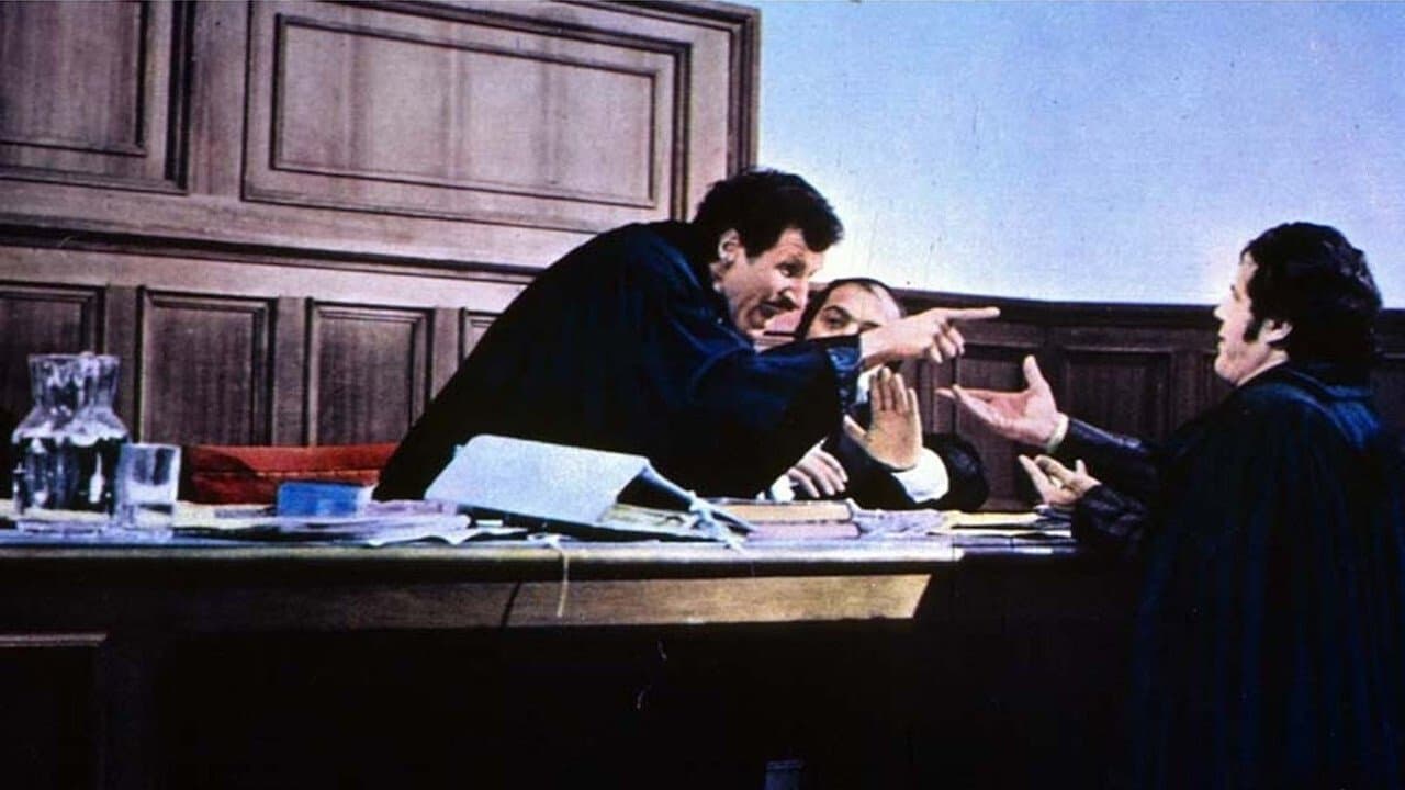 Riuscirà l'avvocato Franco Benenato a sconfiggere il suo acerrimo nemico il pretore Ciccio De Ingras?の背景画像