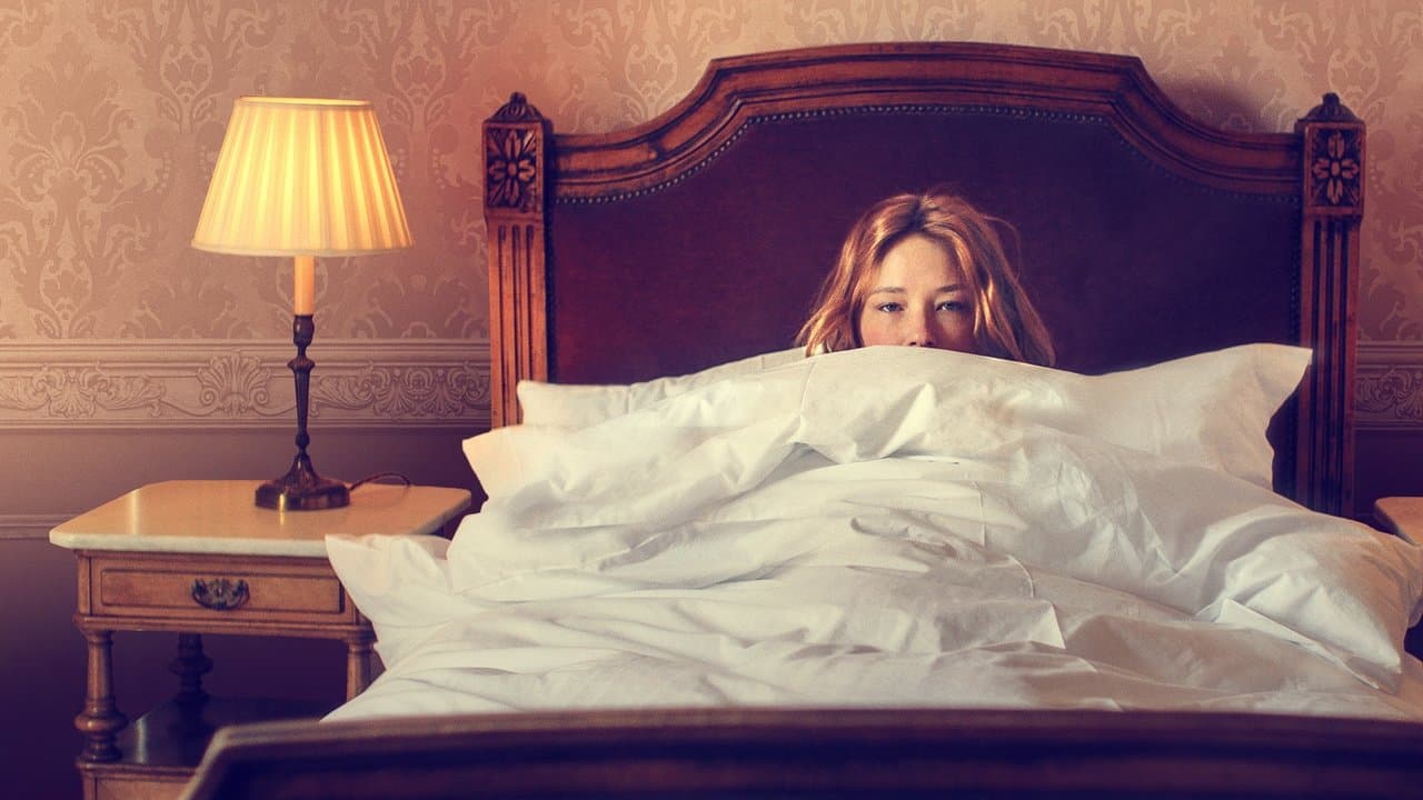 She Is Loveの背景画像