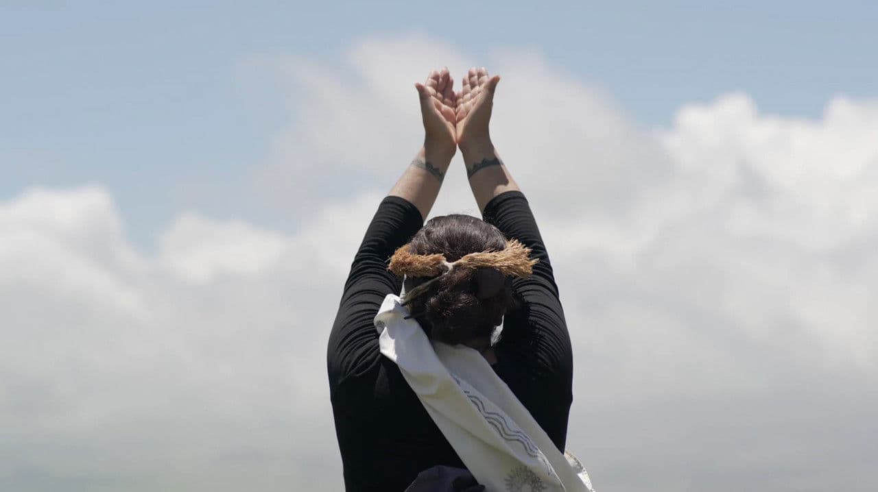 Standing Above the Cloudsの背景画像