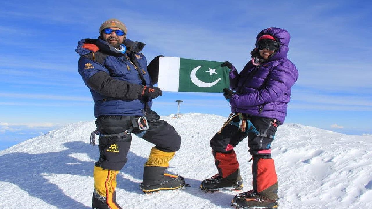 Beyond the Heightsの背景画像