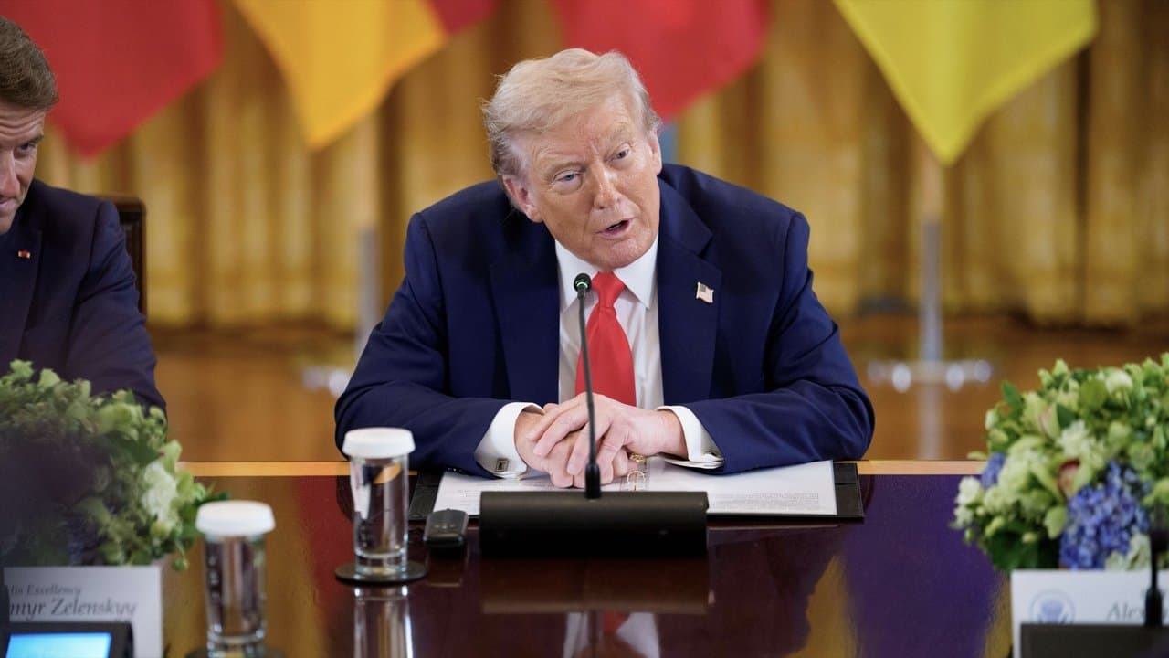 Trump v the Truthの背景画像
