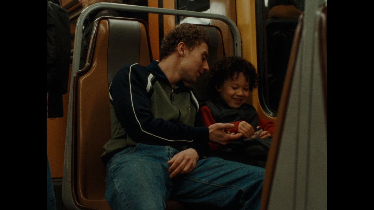 Les Enfants Iront Bienの背景画像