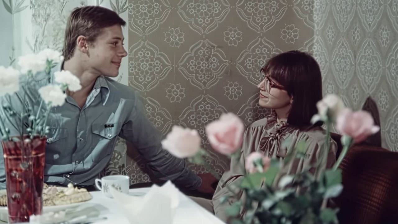 Деревья на асфальтеの背景画像