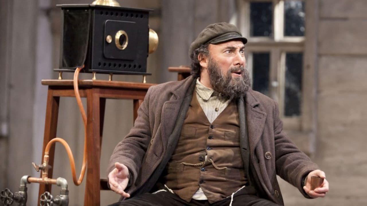 National Theatre Live: Travelling Lightの背景画像