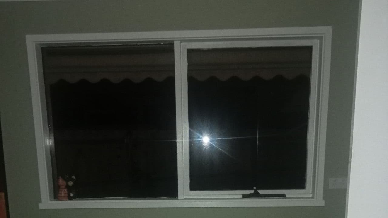 The man in the windowの背景画像