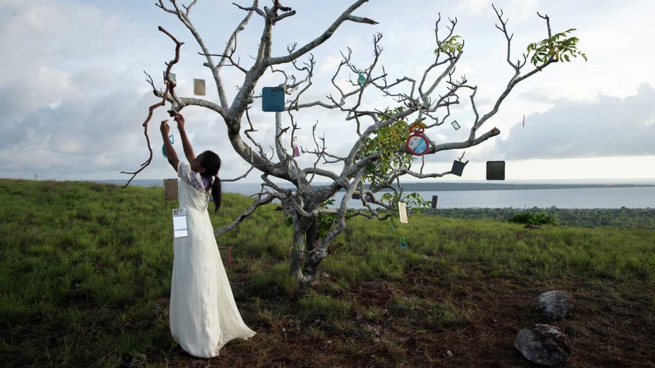 Laut Bercerminの背景画像