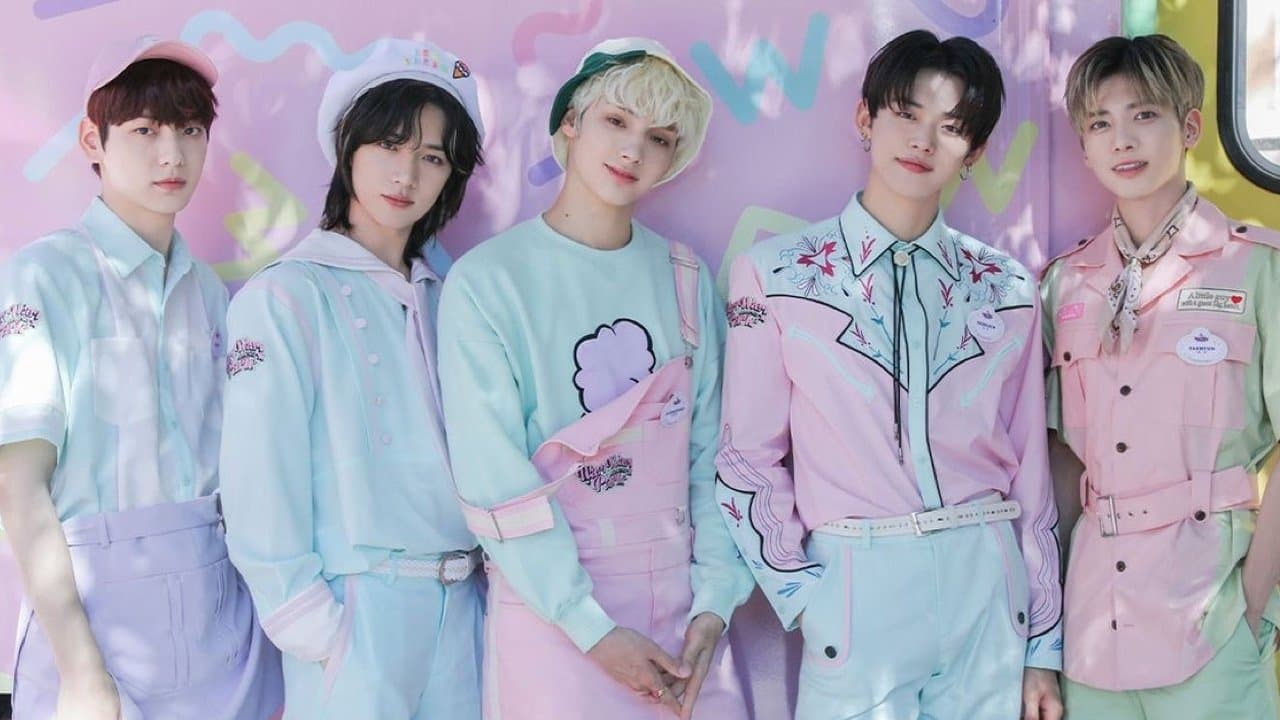 TOMORROW X TOGETHER 2022 SEASON'S GREETINGSの背景画像