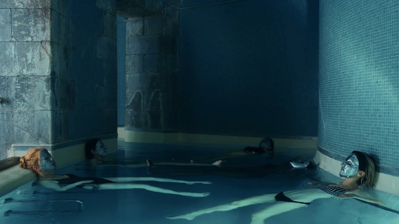 Des jeunes filles enterrent leur vieの背景画像