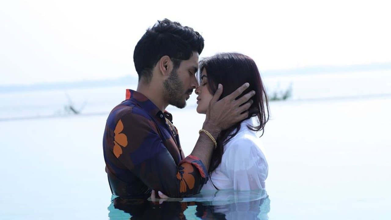 লাভ আজ কাল পরশুの背景画像