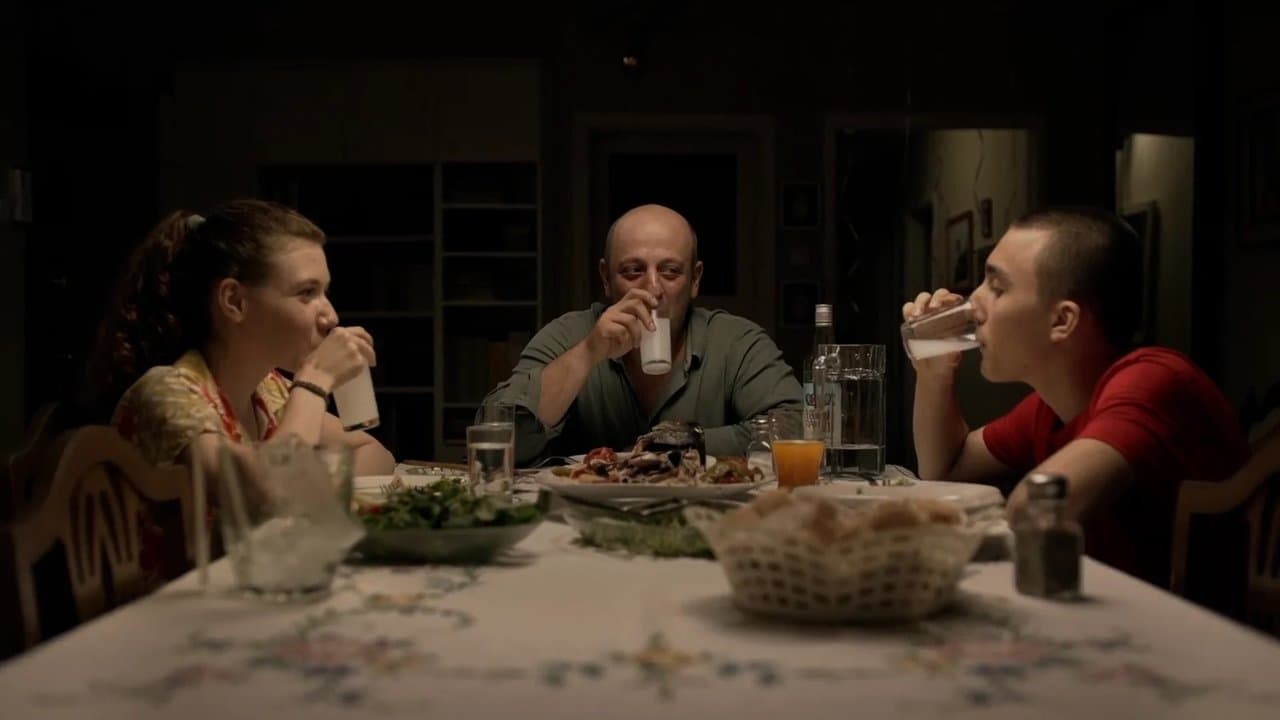 Ela ile Hilmi ve Aliの背景画像