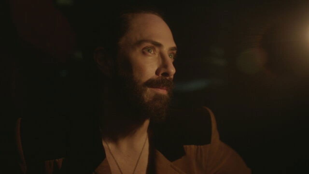 Traidor: Una crónica de la vida de Jay de la Cuevaの背景画像