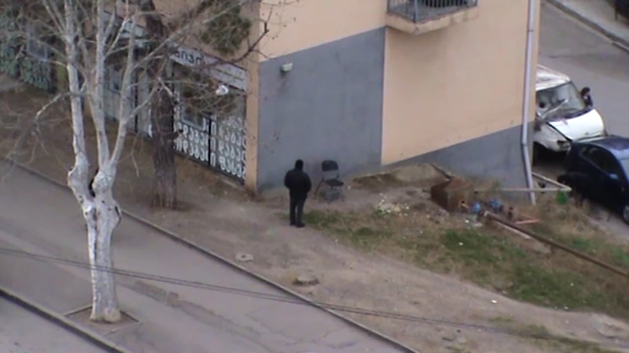 What they sit on in Tbilisiの背景画像