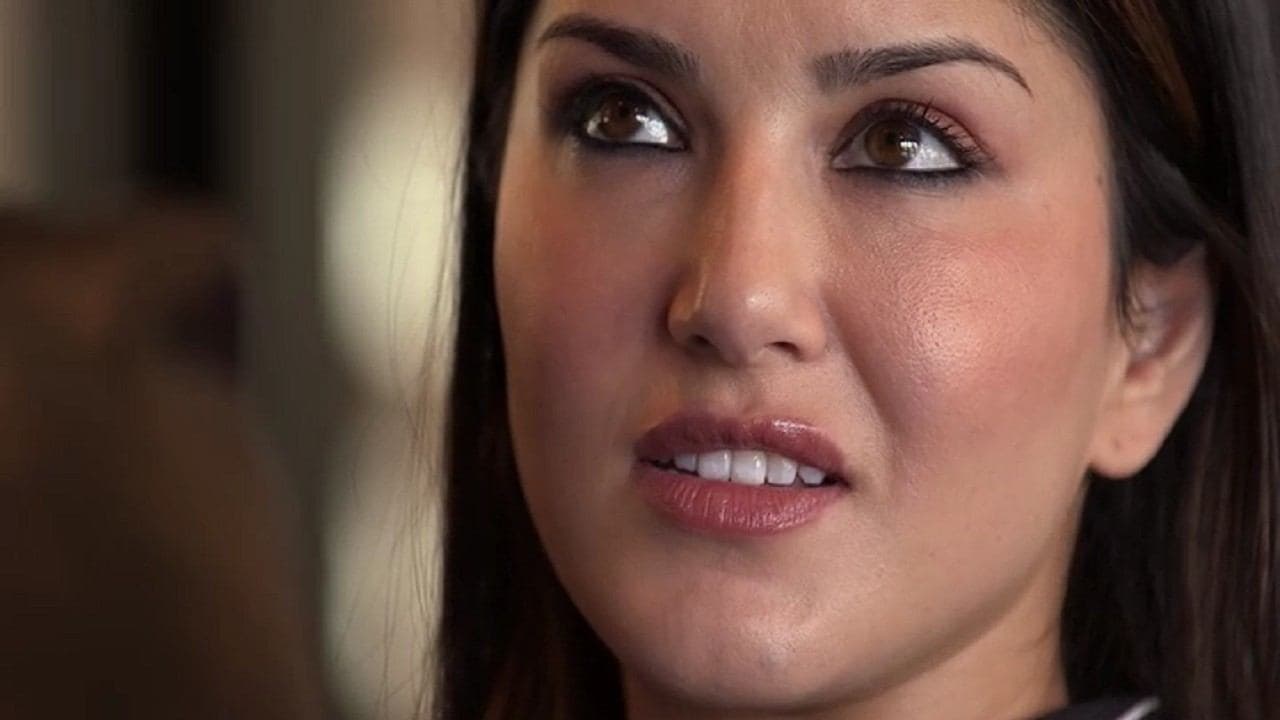 サニー・レオーネ　ポルノスターの光と影の背景画像