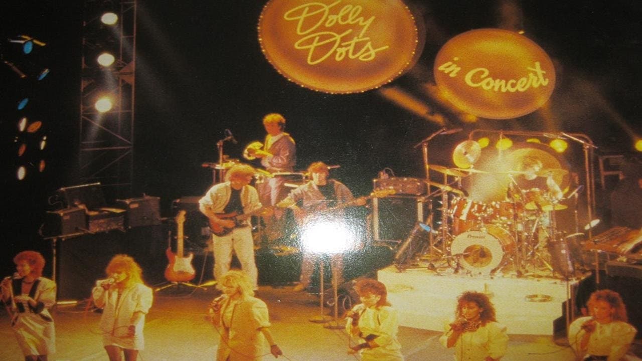 Dolly Dots - Live in Carreの背景画像