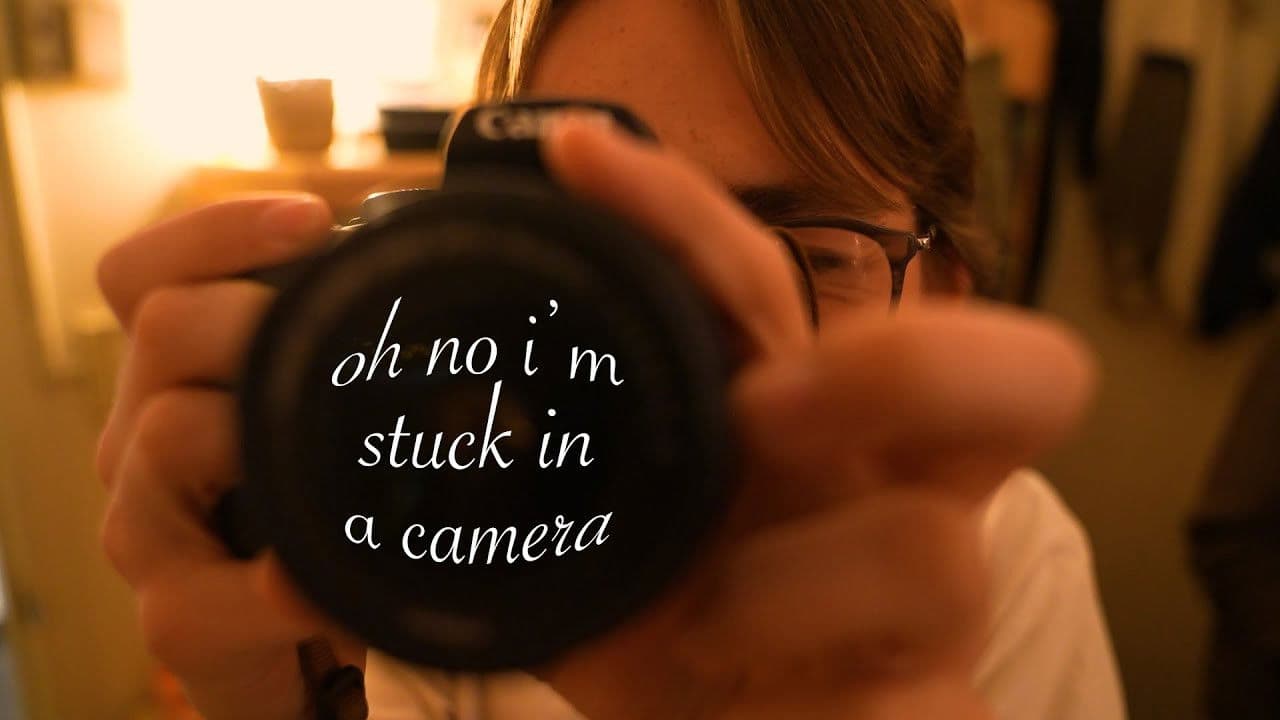 oh no i'm stuck in a cameraの背景画像