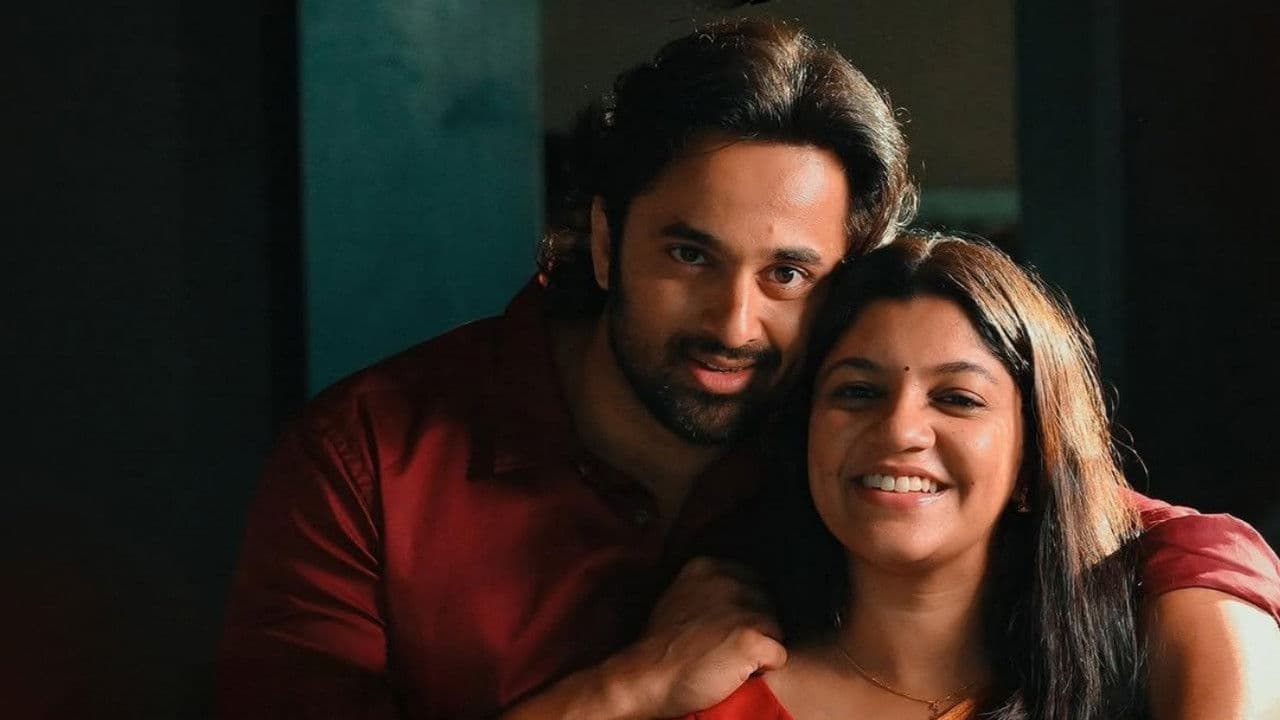 മിണ്ടിയും പറഞ്ഞുംの背景画像