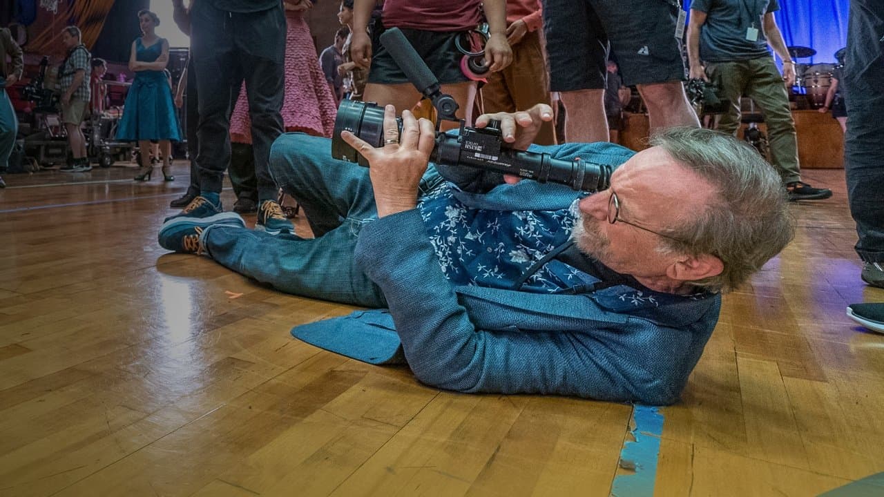 サムシングズ・カミング：ウエスト・サイド・ストーリーの背景画像