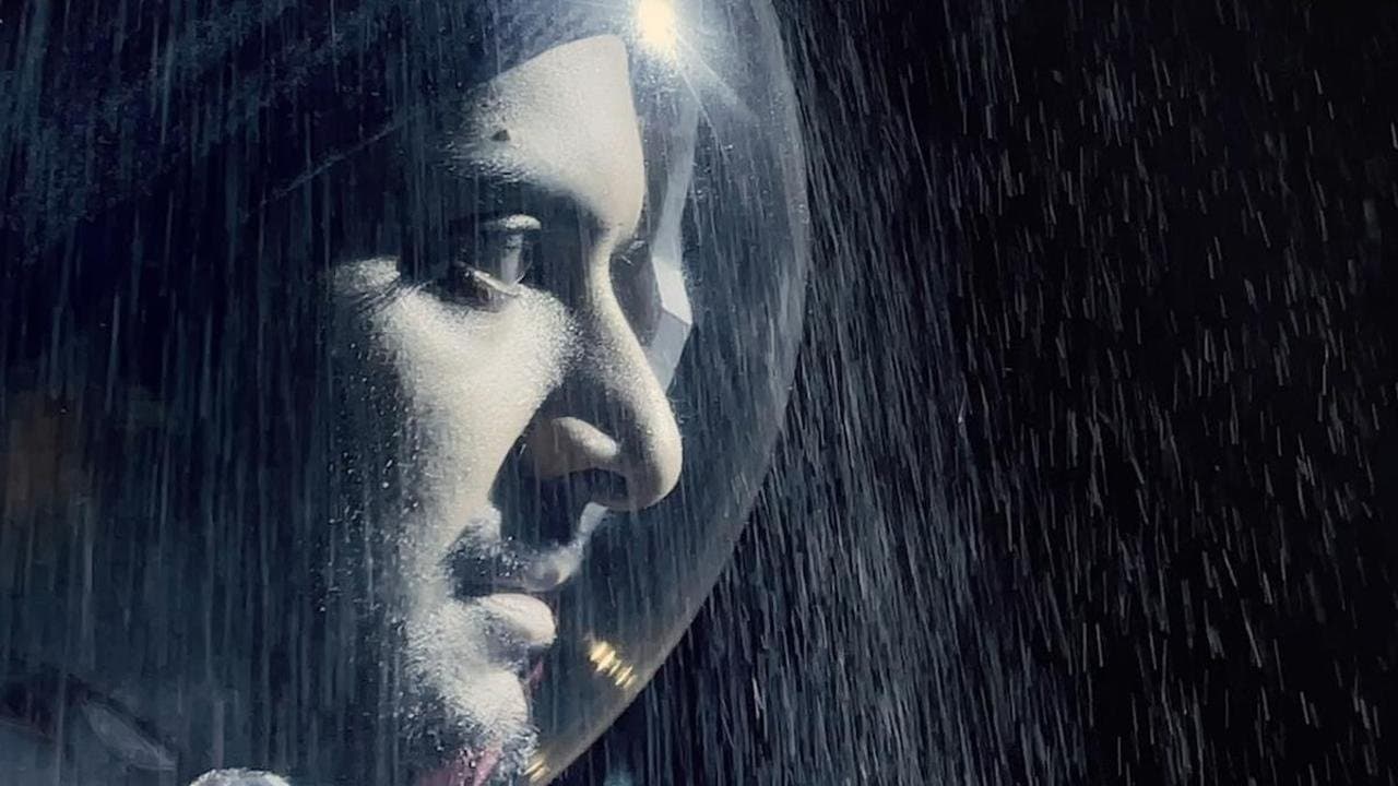 The Astronaut And His Parrotの背景画像