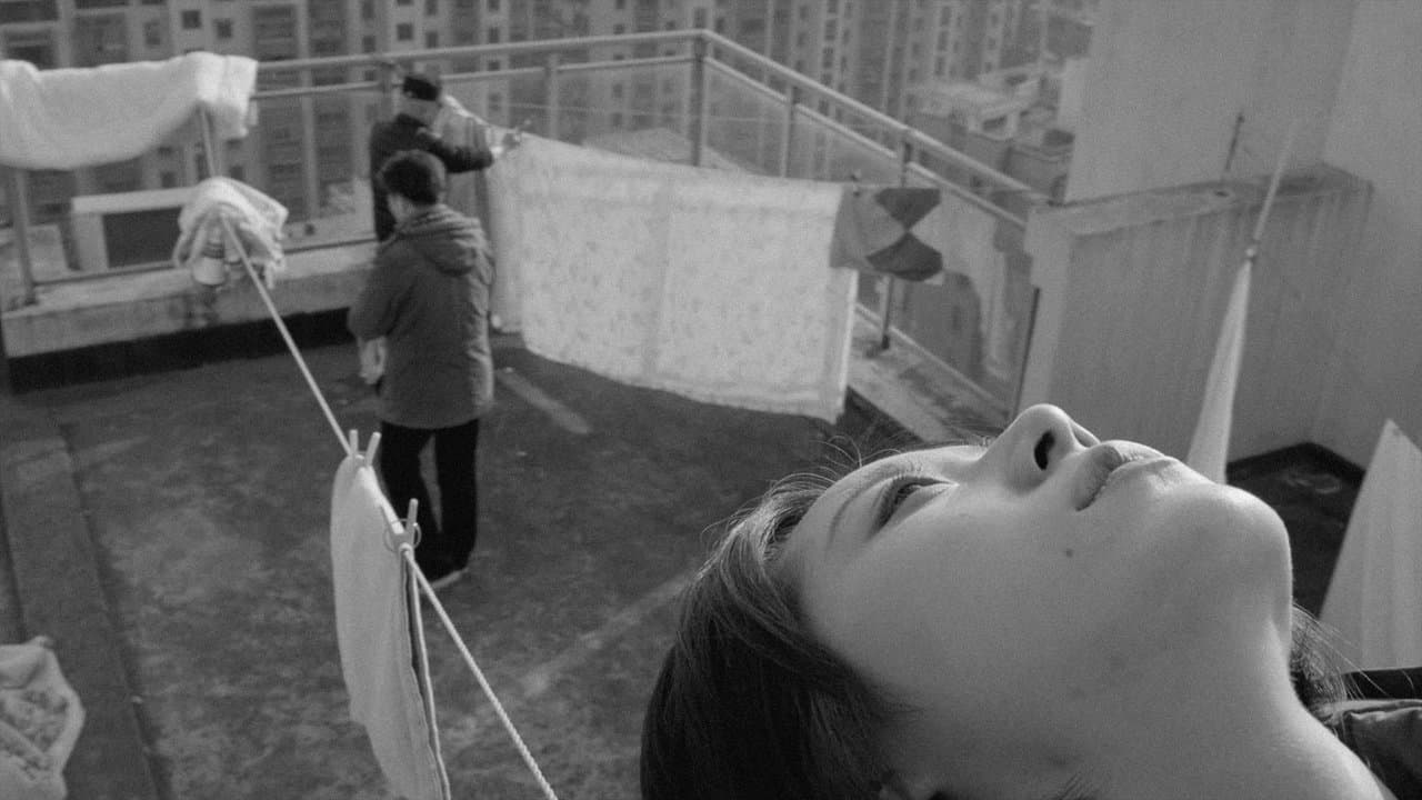 她房間裏的雲の背景画像