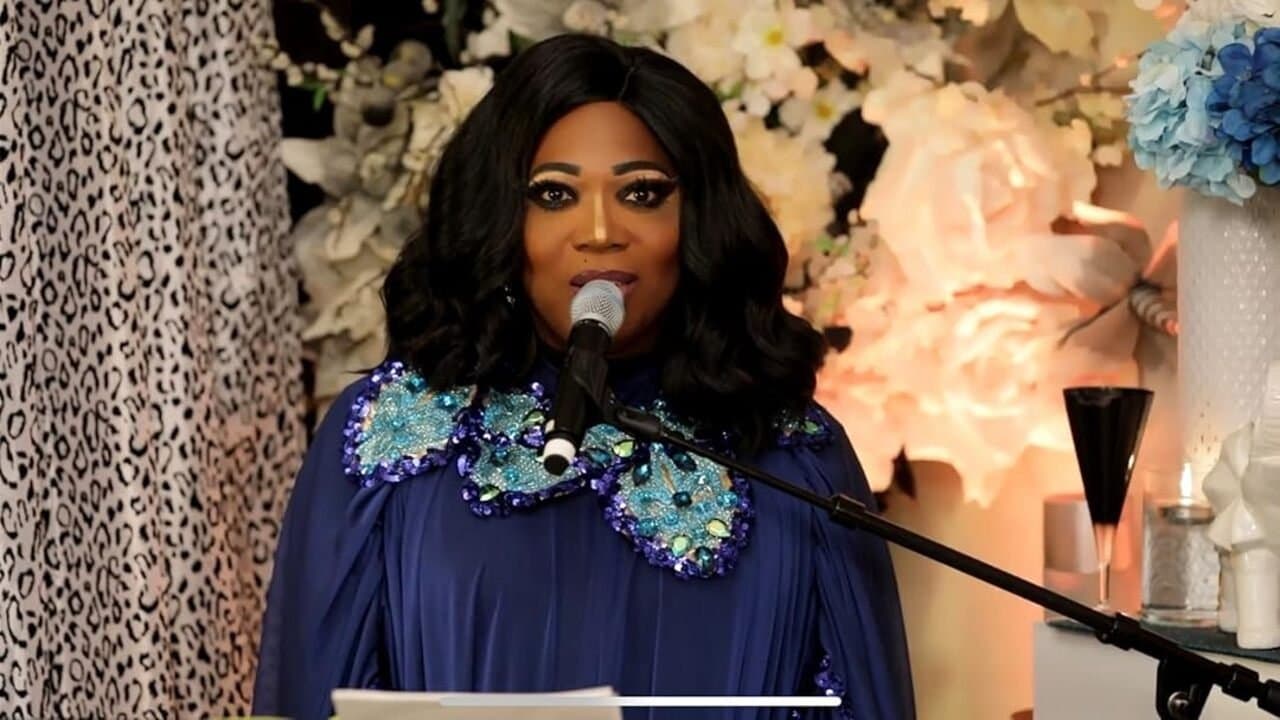 Broken English Liveの背景画像