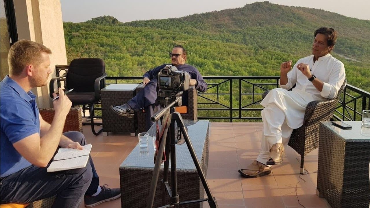 Dennis Does Pakistanの背景画像