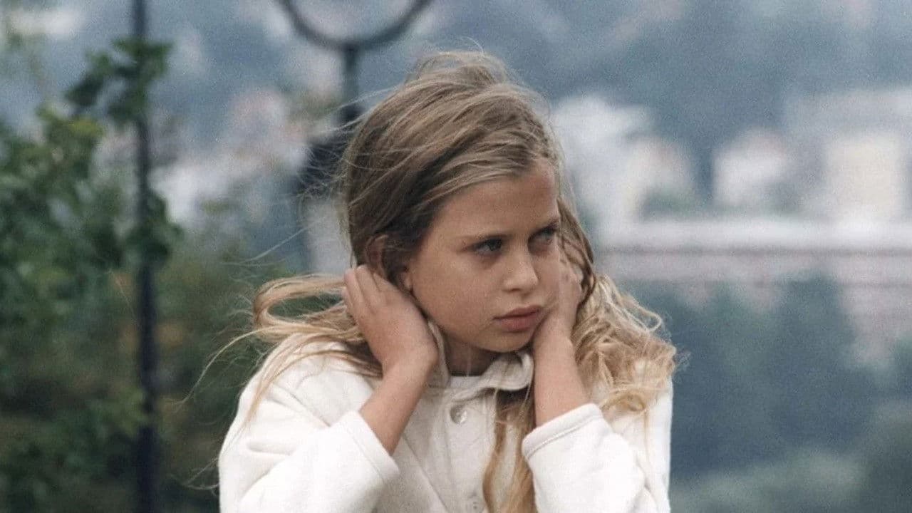 Una bambina di troppoの背景画像