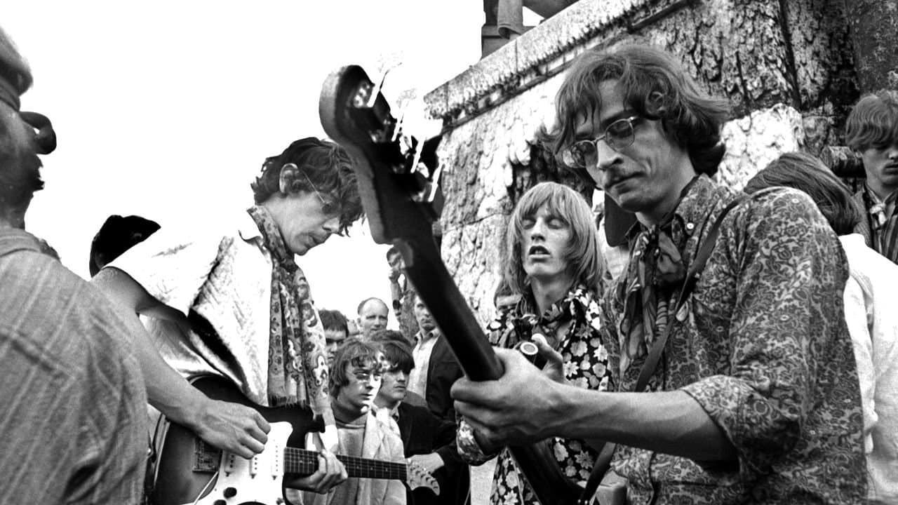 Kun for forrykte: Eik Skaløe og Steppeulveneの背景画像