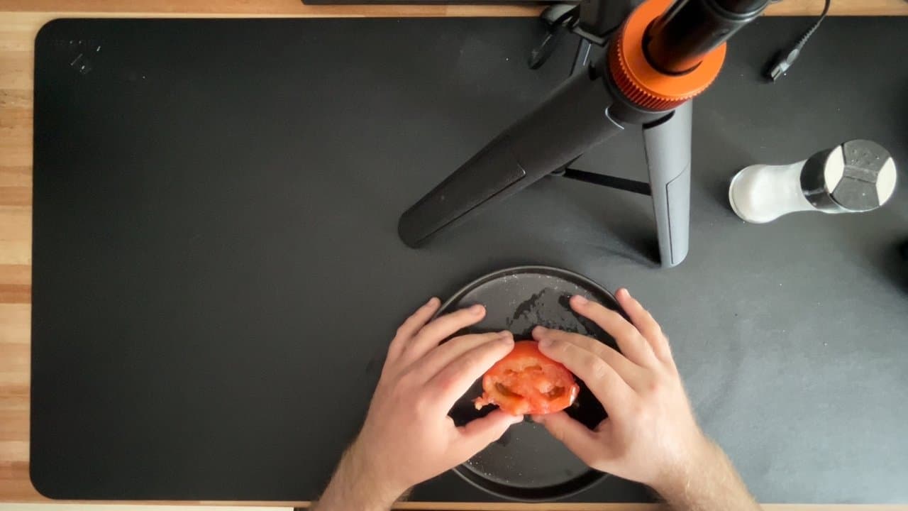 Yo comiendo un tomate con salの背景画像