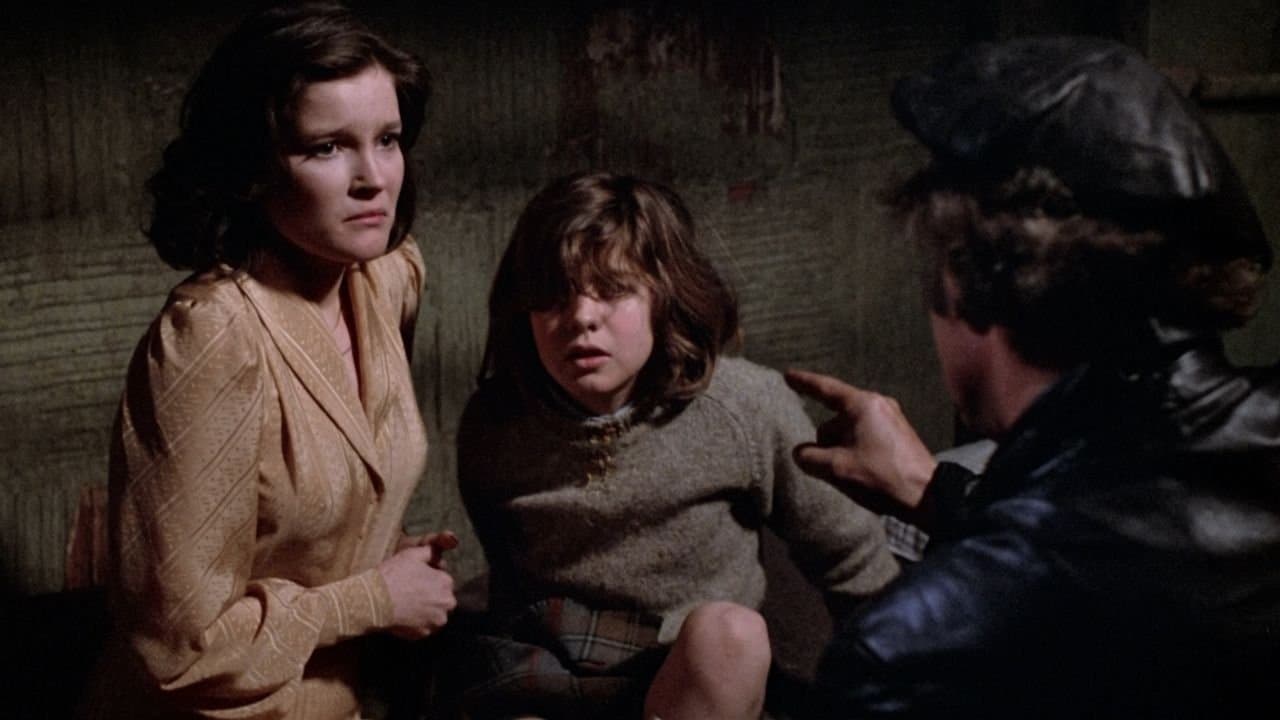 A Stranger Is Watchingの背景画像