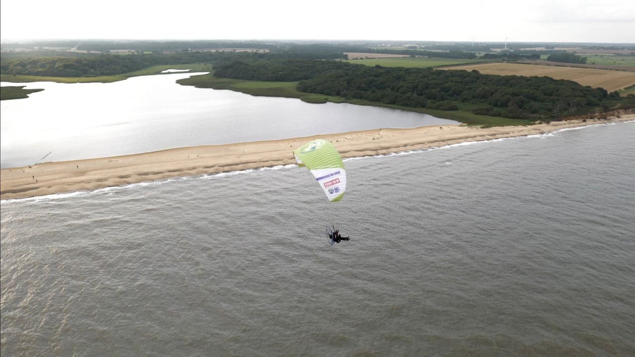 Joanna Lumley and the Human Swanの背景画像