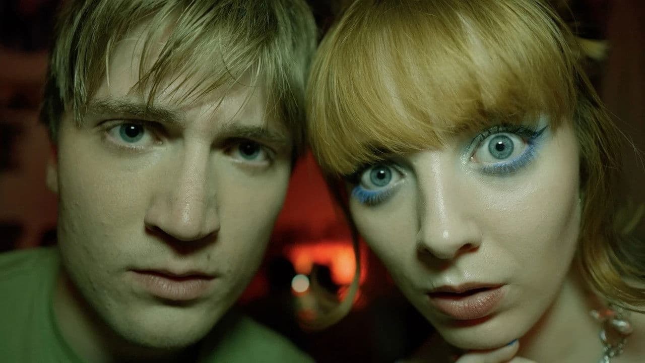 Hot Young Geek Seeks Blood-Sucking Freakの背景画像