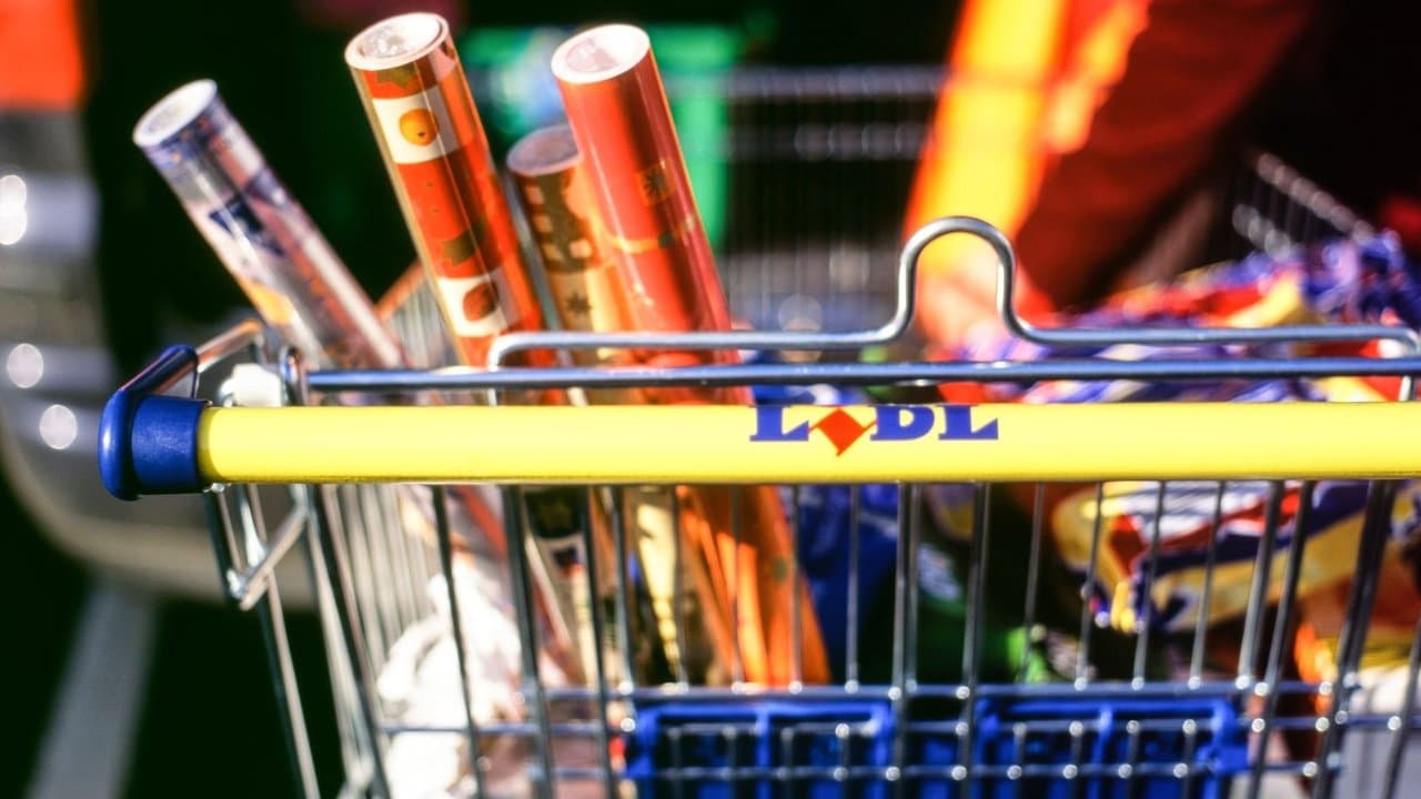 Inside Lidl at Christmasの背景画像