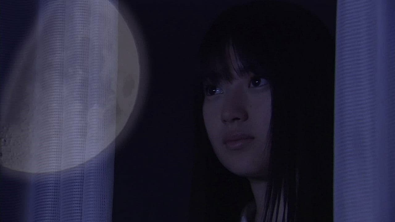 半分の月がのぼる空の背景画像