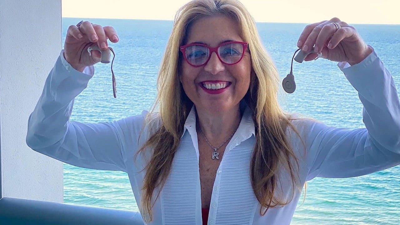 We Hear Youの背景画像