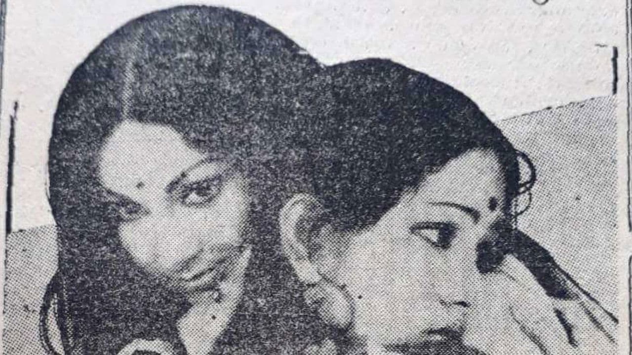 രണ്ട് പെൺകുട്ടികൾの背景画像