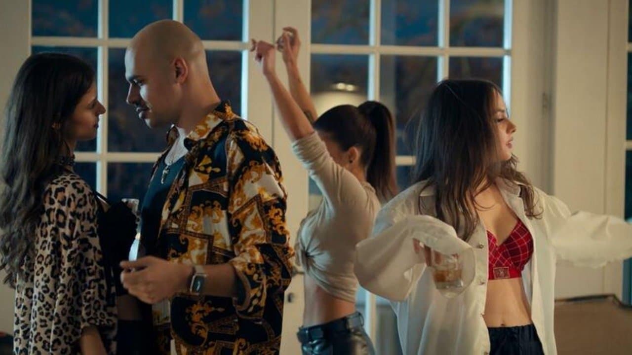 Fata care plângeの背景画像