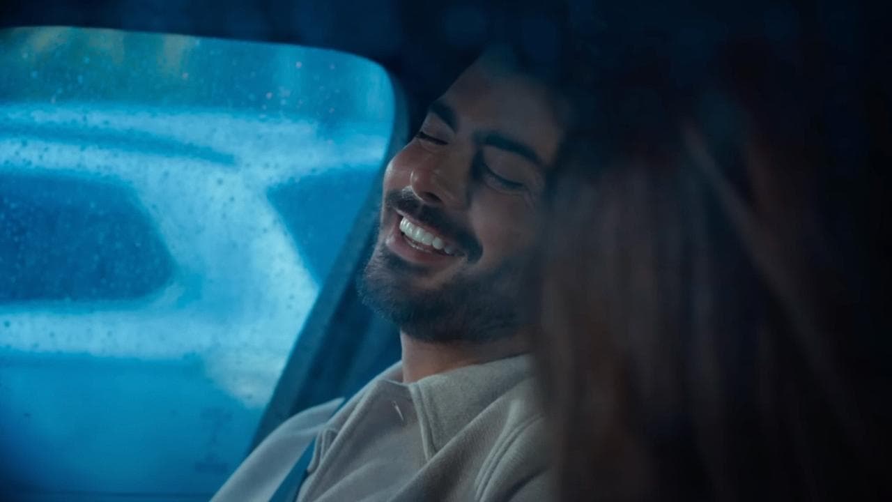 Abir Gulaalの背景画像