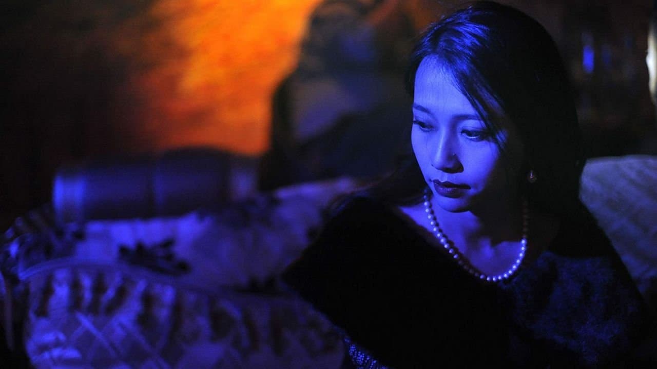 云雾笼罩的山峰の背景画像