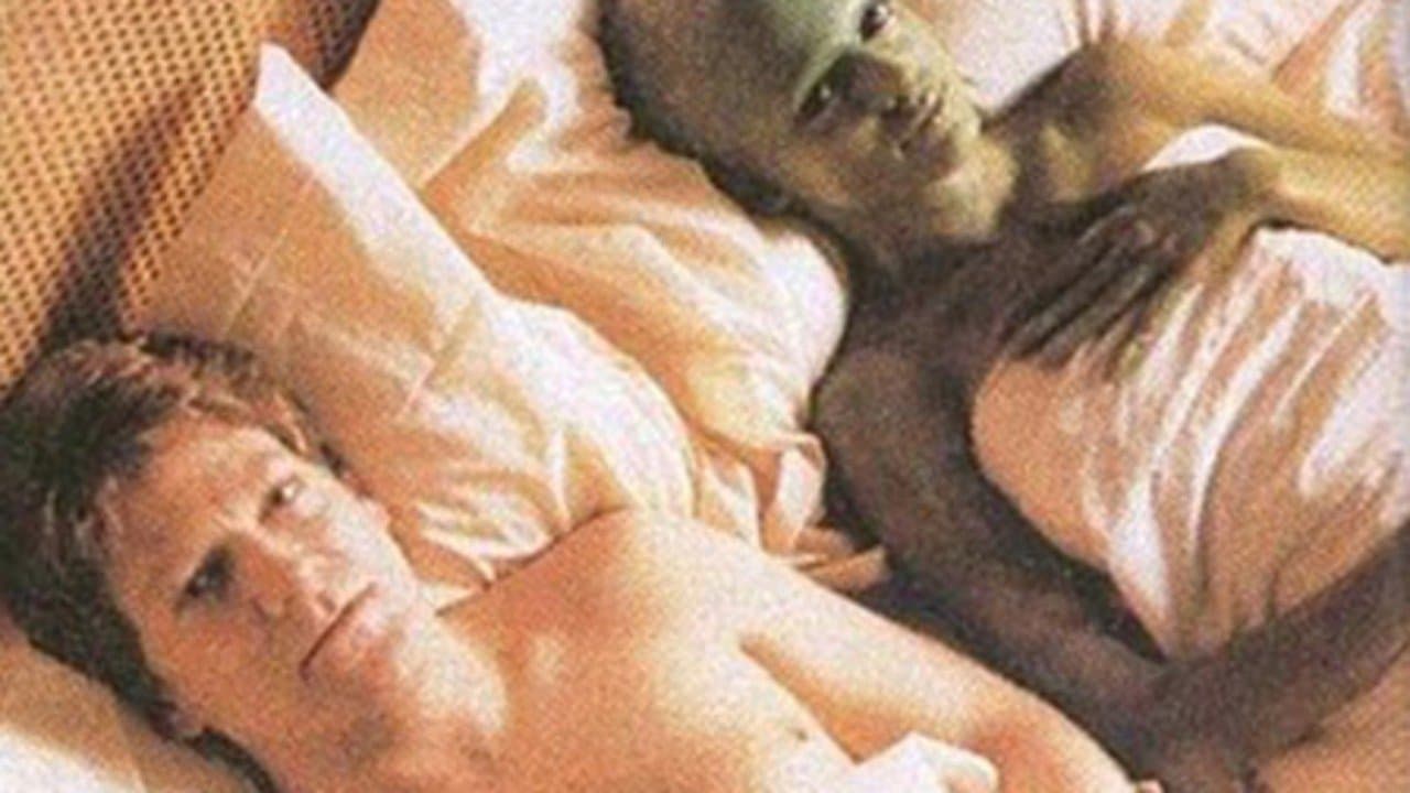 Alien Love Triangleの背景画像