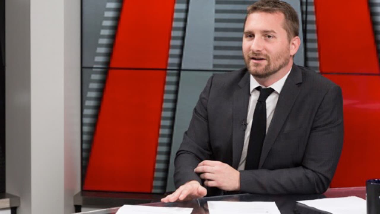 The Damage Report with John Iadarolaの背景画像