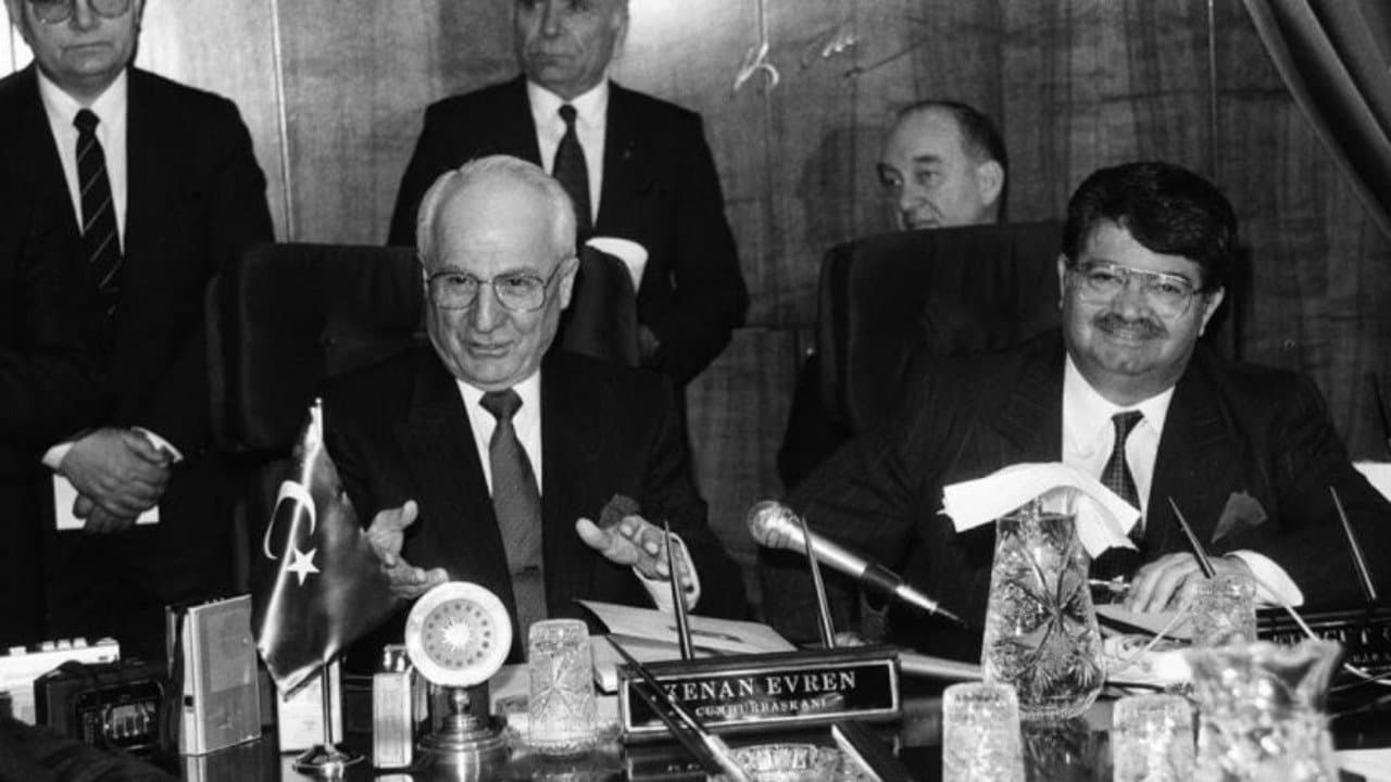 Özallı Yıllar: 24 Ocakの背景画像