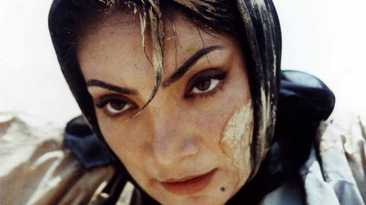 کویر مرگの背景画像