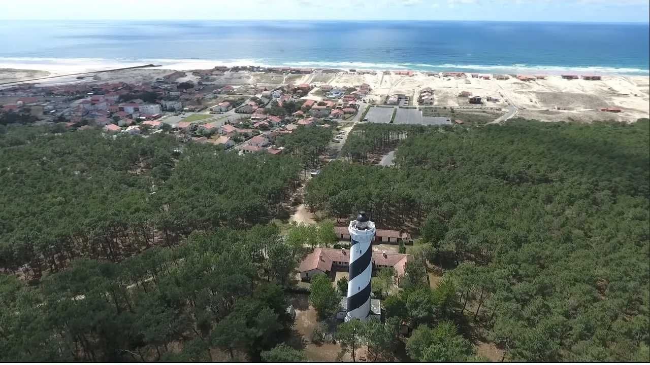 Monsieur Lacosteの背景画像